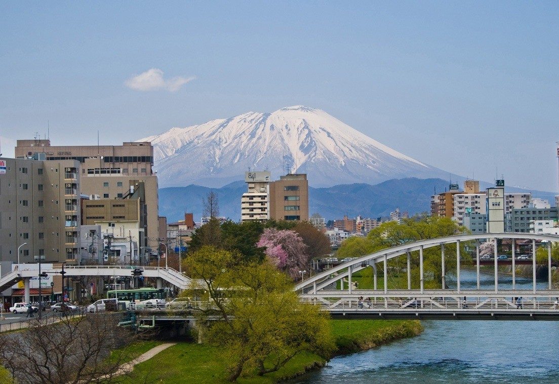 盛岡市街と岩手山